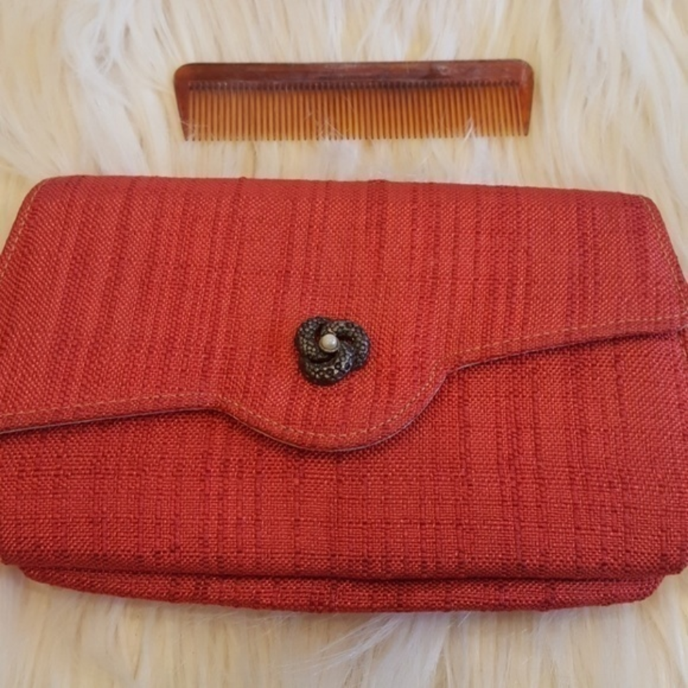 VINTAGE RED WOVEN CLUTCH WITH COMB‎